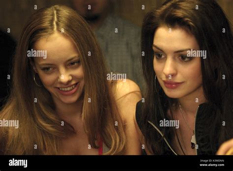 anne hathaway sesso|Anne Hathaway and Bijou Phillips